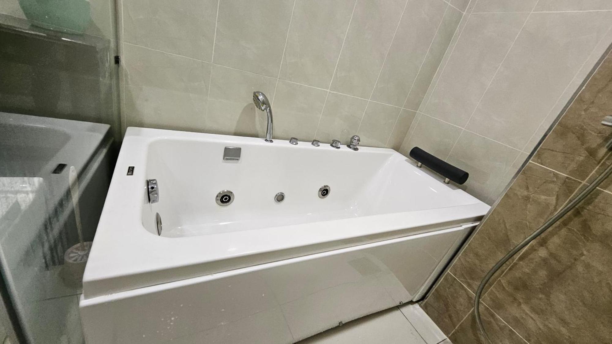 Paragon Suites Studios With Private Jacuzzi Near Ciq Rts Johor Bahru Exteriör bild