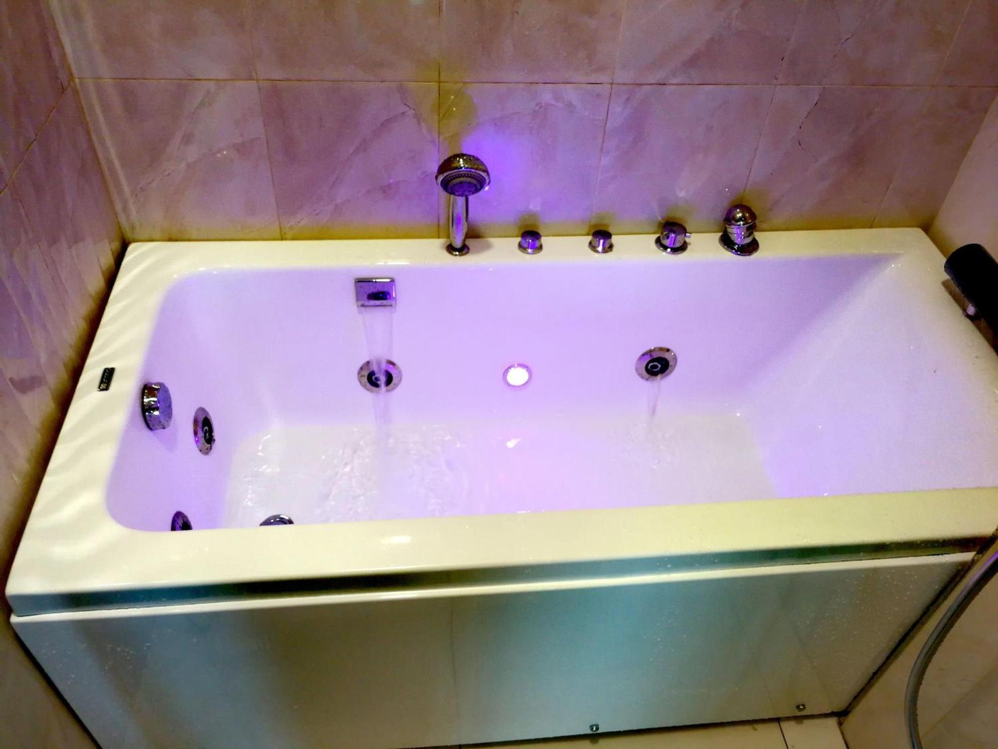 Paragon Suites Studios With Private Jacuzzi Near Ciq Rts Johor Bahru Exteriör bild