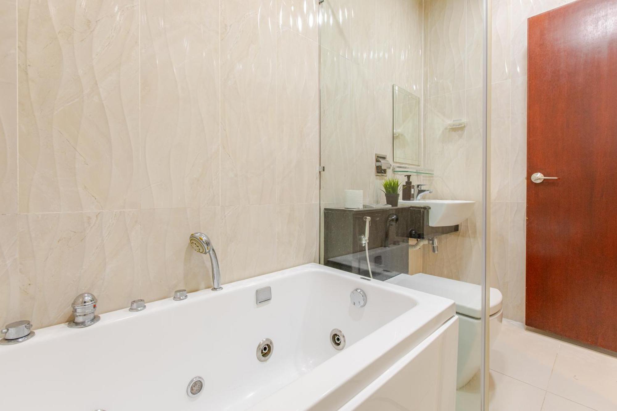 Paragon Suites Studios With Private Jacuzzi Near Ciq Rts Johor Bahru Exteriör bild
